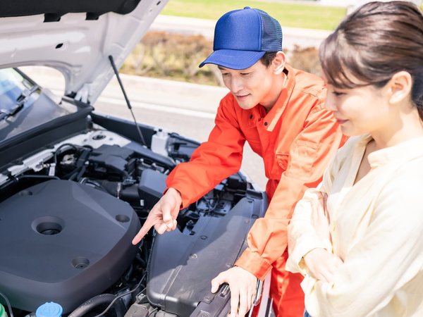 作業員が駆けつけて説明している様子(イメージ)